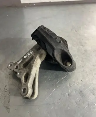 Peugeot 2008 I Engine mount bracket 9676771080