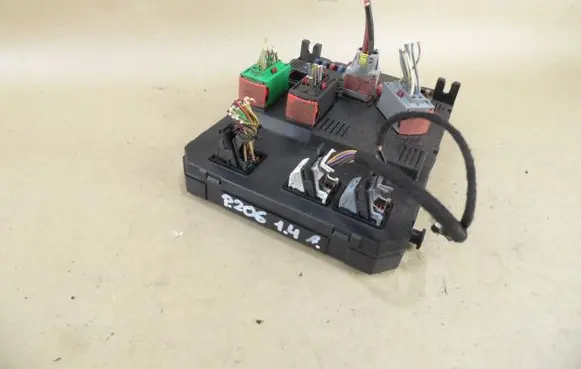 Peugeot 206 Fuse module S118085220A BSIE0200 9649627880