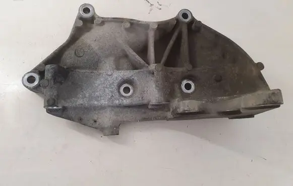 Suzuki Grand Vitara II Engine mounting bracket
