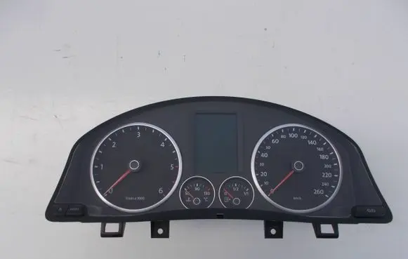 Volkswagen Tiguan Speedometer (instrument cluster) 5N0920870D