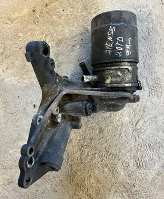 Toyota Avensis T220 Oil filter mounting bracket