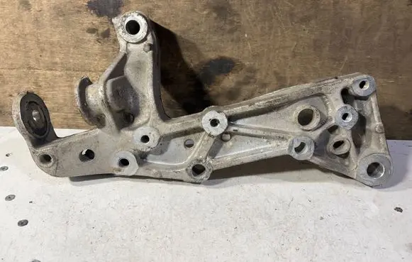 Skoda Octavia Mk2 (1Z) Engine mounting bracket 1K0199295F