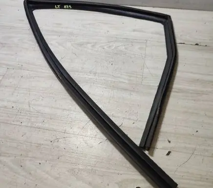 Jeep Grand Cherokee Rubber seal rear door window/glass
