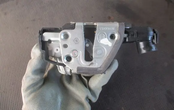 Toyota Corolla Verso AR10 Loading door lock 