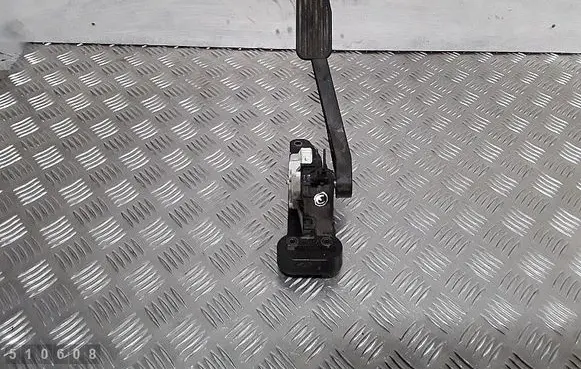 Accelerator throttle pedal