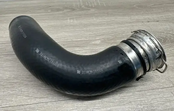 Toyota Avensis T270 Intercooler hose/pipe 111024