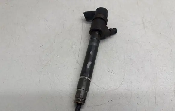 Volvo XC70 Fuel injector 30777526