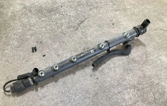 Mercedes-Benz E W211 Fuel main line pipe A6110700395 020257 0445214038