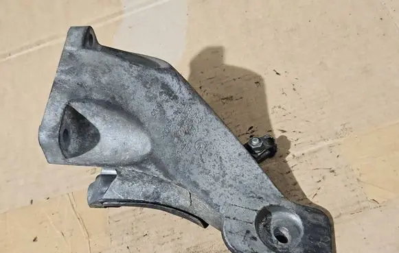 BMW 5 E60 E61 Engine mounting bracket 6777056 ENAC46000 6906