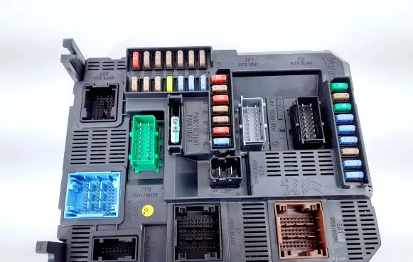 Peugeot 208 Fuse module 9807532080