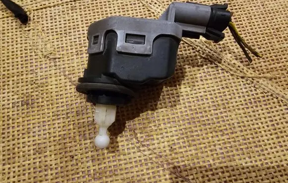Opel Astra G Headlight level adjustment motor 90590665