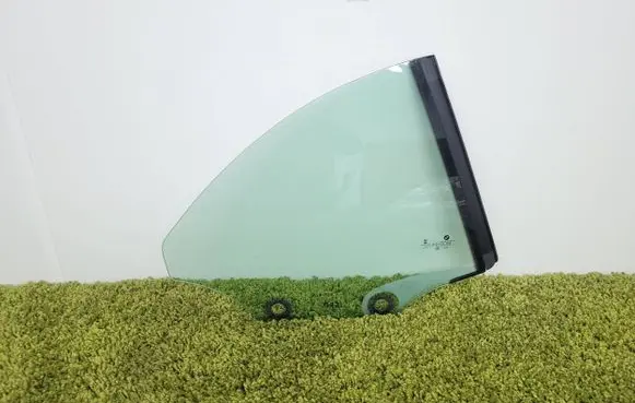 BMW 4 G22 G23 G24 G26 Rear side window 7955237