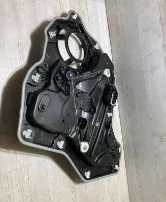 Rear door manual window regulator