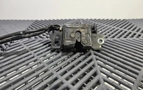 Toyota Prius (XW20) Loading door lock 