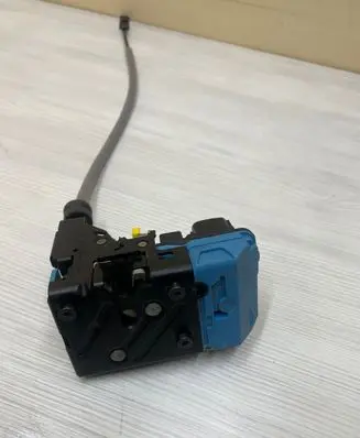 Volvo V70 Front door lock 30663042