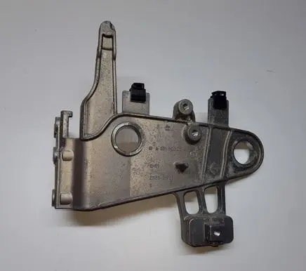 Mercedes-Benz C W204 Air filter cleaner box bracket assembly A6510902241
