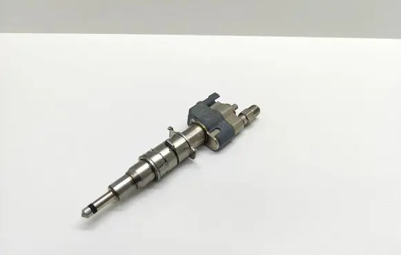 BMW 5 E60 E61 Fuel injector 7589048 758904811 13537589048
