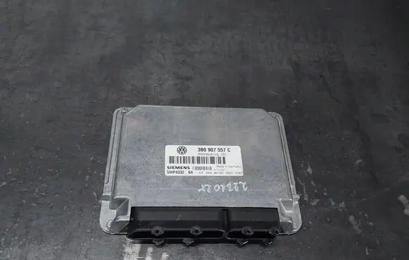 Volkswagen PASSAT B5.5 Engine control unit/module 3B0907557C 5WP4332