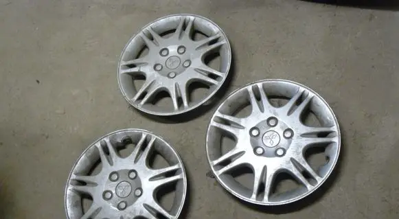 Mitsubishi Galant R15 wheel hub/cap/trim MR272212