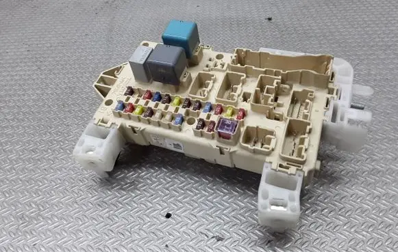 Toyota Corolla Verso AR10 Fuse module 892210F010