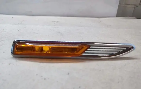 Front fender indicator light