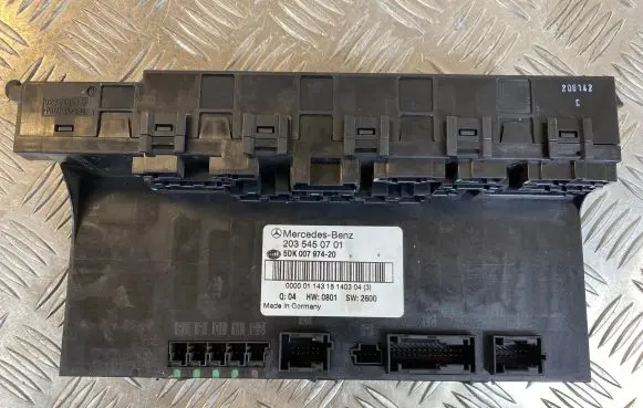 Mercedes-Benz C W203 Fuse module 2035450701 5DK00797420