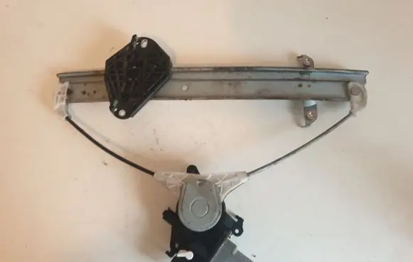 Subaru Impreza III Front door window regulator motor 810130