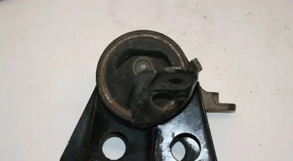 Nissan X-Trail T30 Engine mount bracket 62490lb