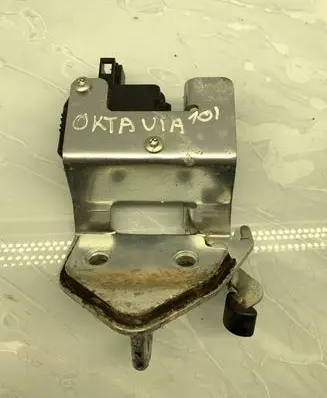Skoda Octavia Mk2 (1Z) Loading door lock loop/hook striker 1Z9827511C