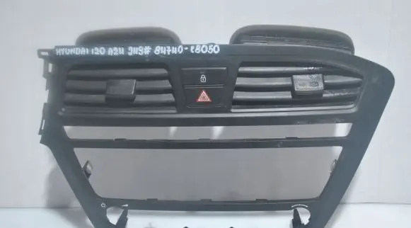 Hyundai i20 (GB IB) Dash center air vent grill 84740C8050