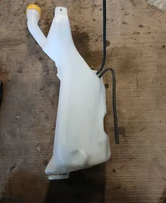 Windshield washer fluid reservoir/tank