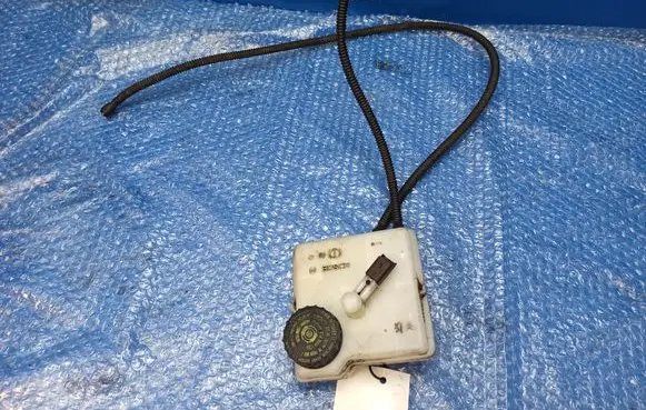 Brake fluid reservoir