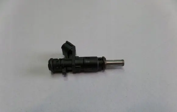 Peugeot 207 Fuel injector V752817680