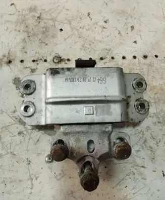 Volkswagen PASSAT B6 Engine mount bracket