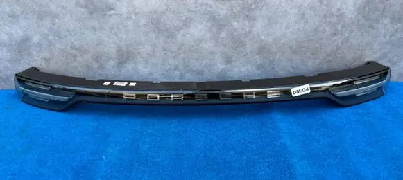 Porsche Cayenne (9Y0 9Y3) Rear light center trim bar blend 9Y0945081D