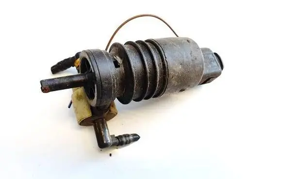 Volkswagen PASSAT B5 Windscreen/windshield washer pump 