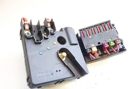 Mercedes-Benz CLS C219 Fuse box set 2119820402 0-1394837-1