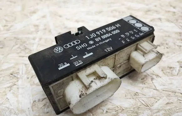 Volkswagen Golf IV Coolant fan relay 1J0919506H 898884000