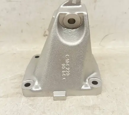 Engine mounting bracket