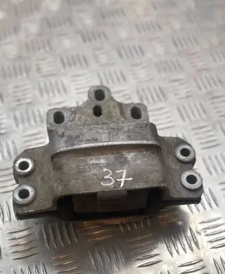 Volkswagen PASSAT B6 Engine mount bracket