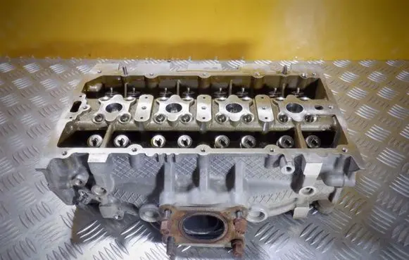 Volkswagen PASSAT CC Engine head CZC