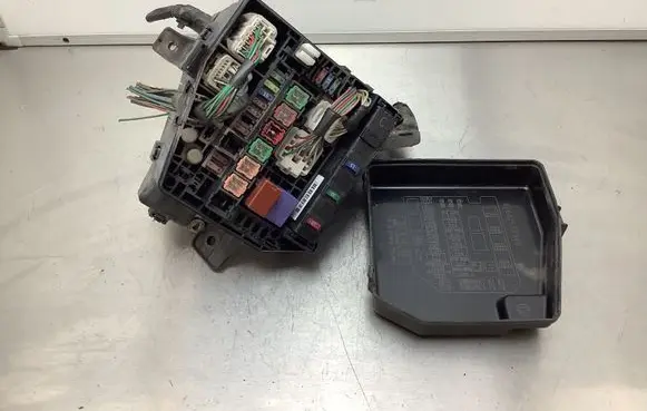 Toyota Yaris Fuse module 8264147020 72818502