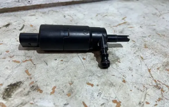 Volkswagen PASSAT B6 Headlight washer pump 3B7955681