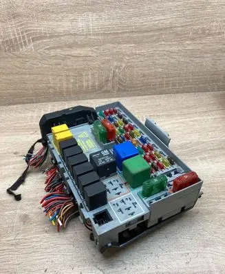 Opel Zafira A Fuse module 24412497 90191753
