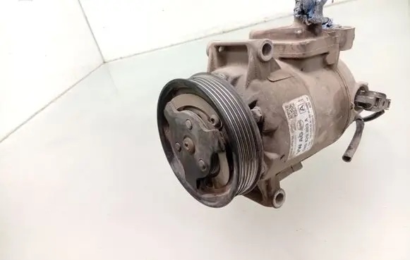 Volkswagen Golf VI Air conditioning (A/C) compressor (pump) 5N0820803A