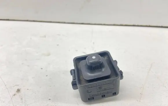 Mercedes-Benz E W124 Wing mirror switch 1248201810