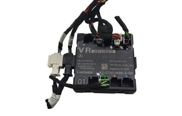 Infiniti Q30 Door control unit/module A1669004302