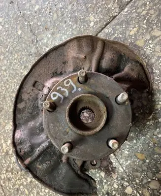 Toyota Corolla Verso AR10 Front wheel hub