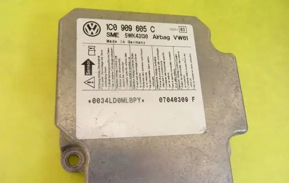 Volkswagen PASSAT B5 Airbag control unit/module 1C0909605C