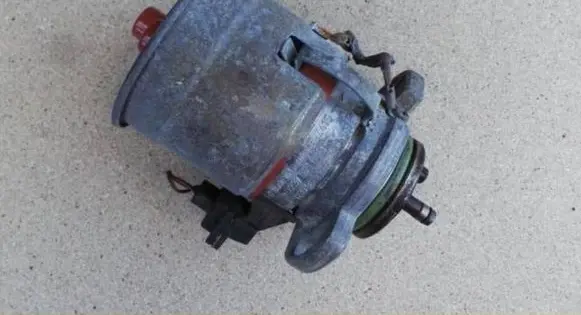 Volkswagen Golf III Spark distributor 030905205AB